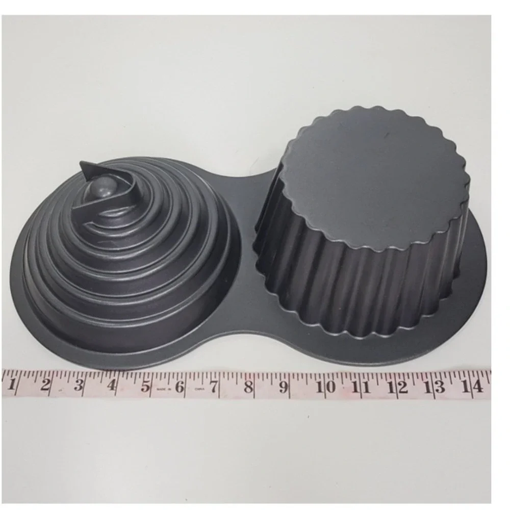 Wilton Dimensions Giant Cupcake Pan 2105-5038 Non-Stick Cast Aluminum 10 Cup 3D